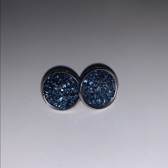 Stud earrings. Never worn - Picture 4 of 4